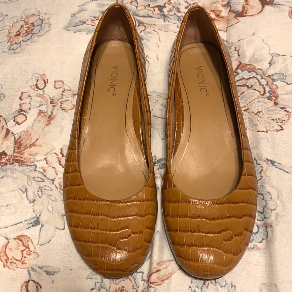 Vionic Hannah Flats Tan Nude EUC